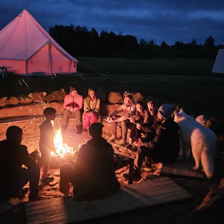 Sarunas pie ugunskura